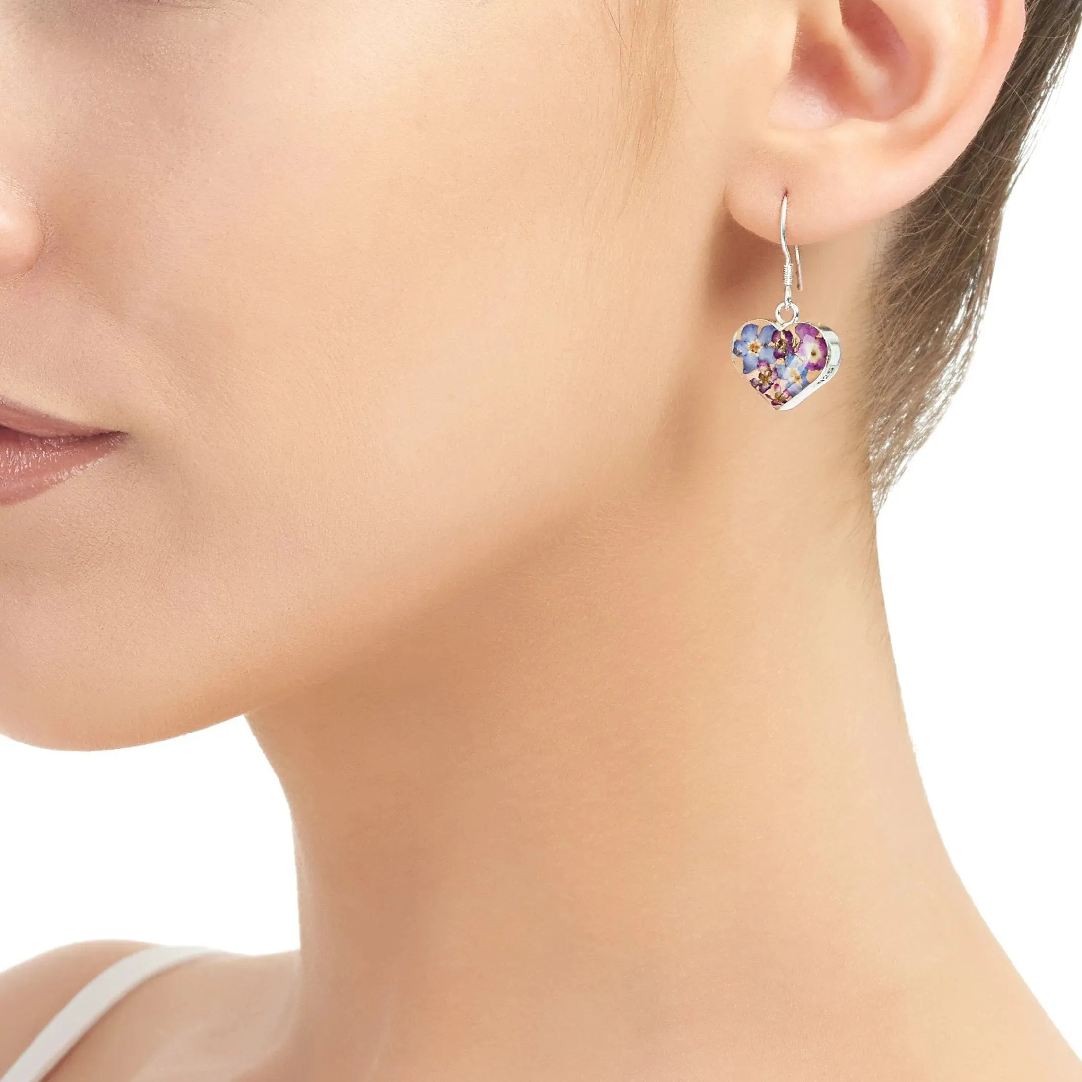 Orecchini a cuore a goccia d'argento con piccoli fiori viola di Shrieking Violet