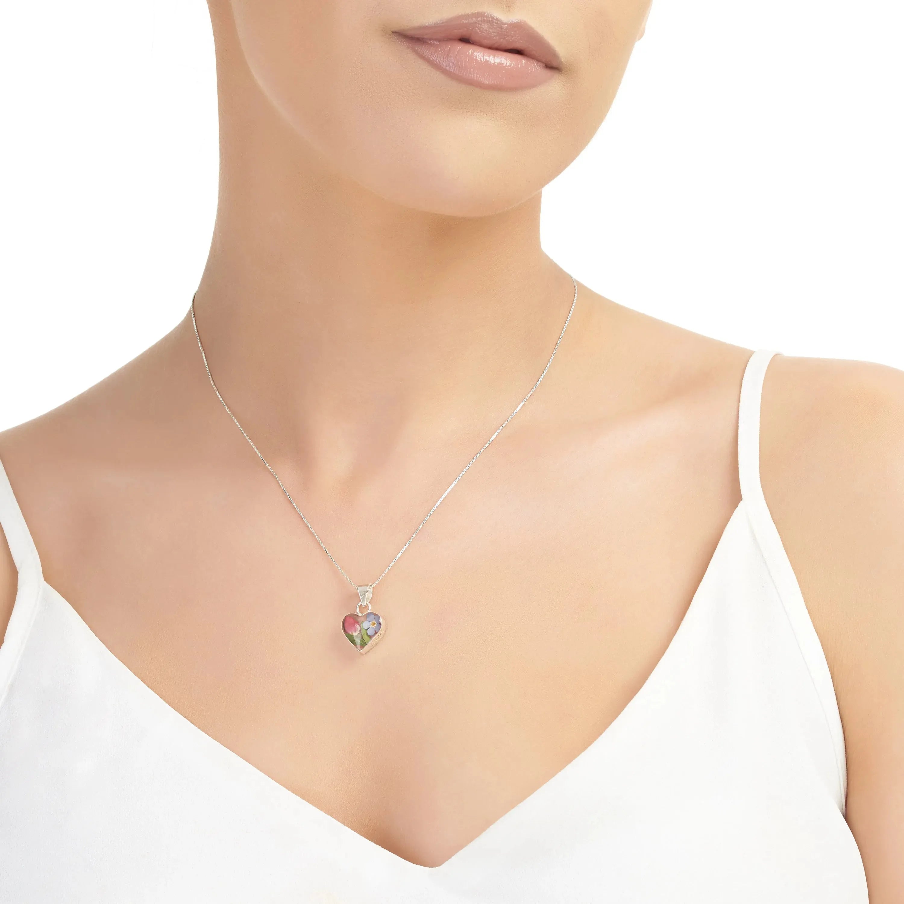 Colgante de corazón de plata de ley con un nomeolvides auténtico y una rosa en miniatura