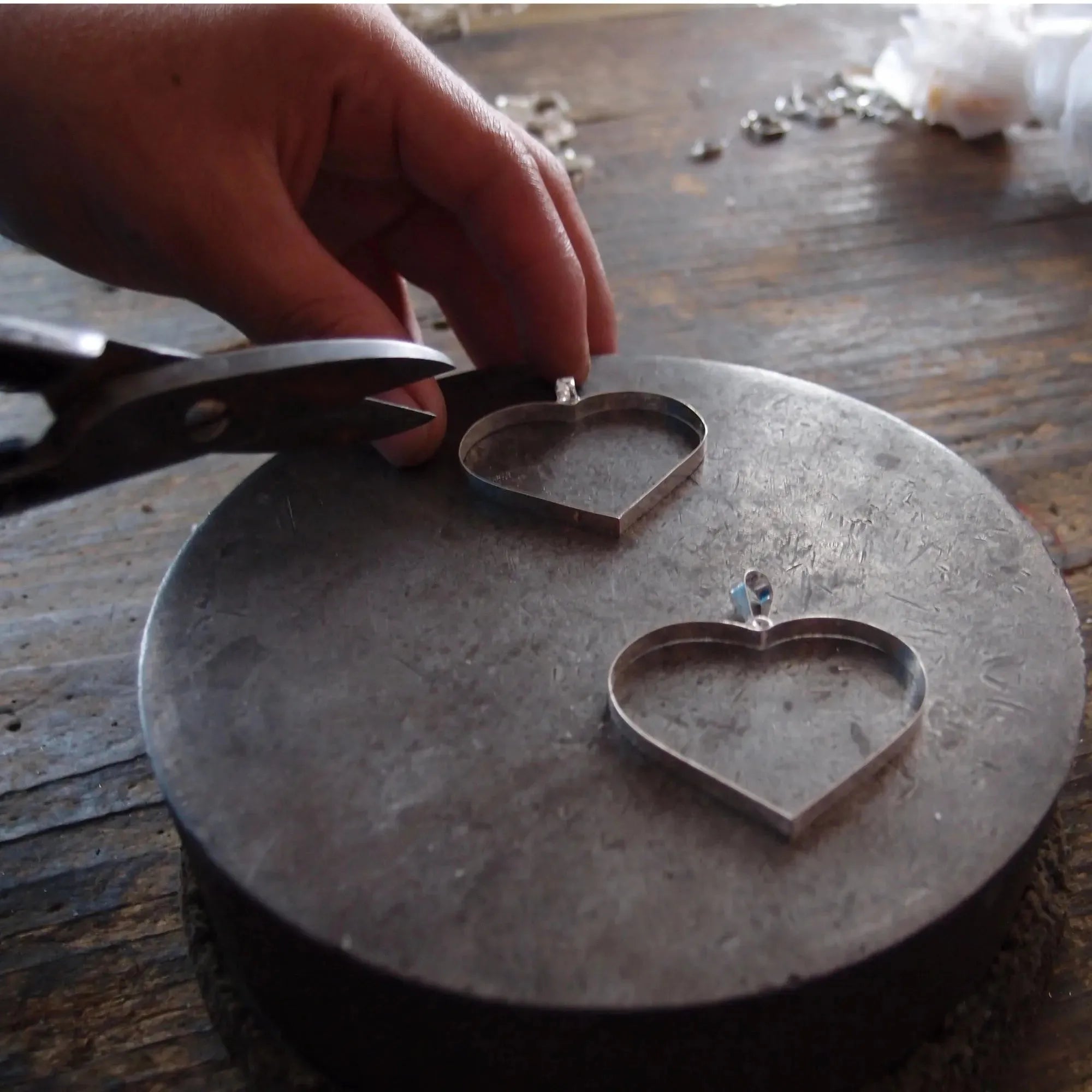 Pulsera de cadena de eslabones redondos con forma de corazón Purple Haze y flores reales en plata de ley | Shrieking Violet®