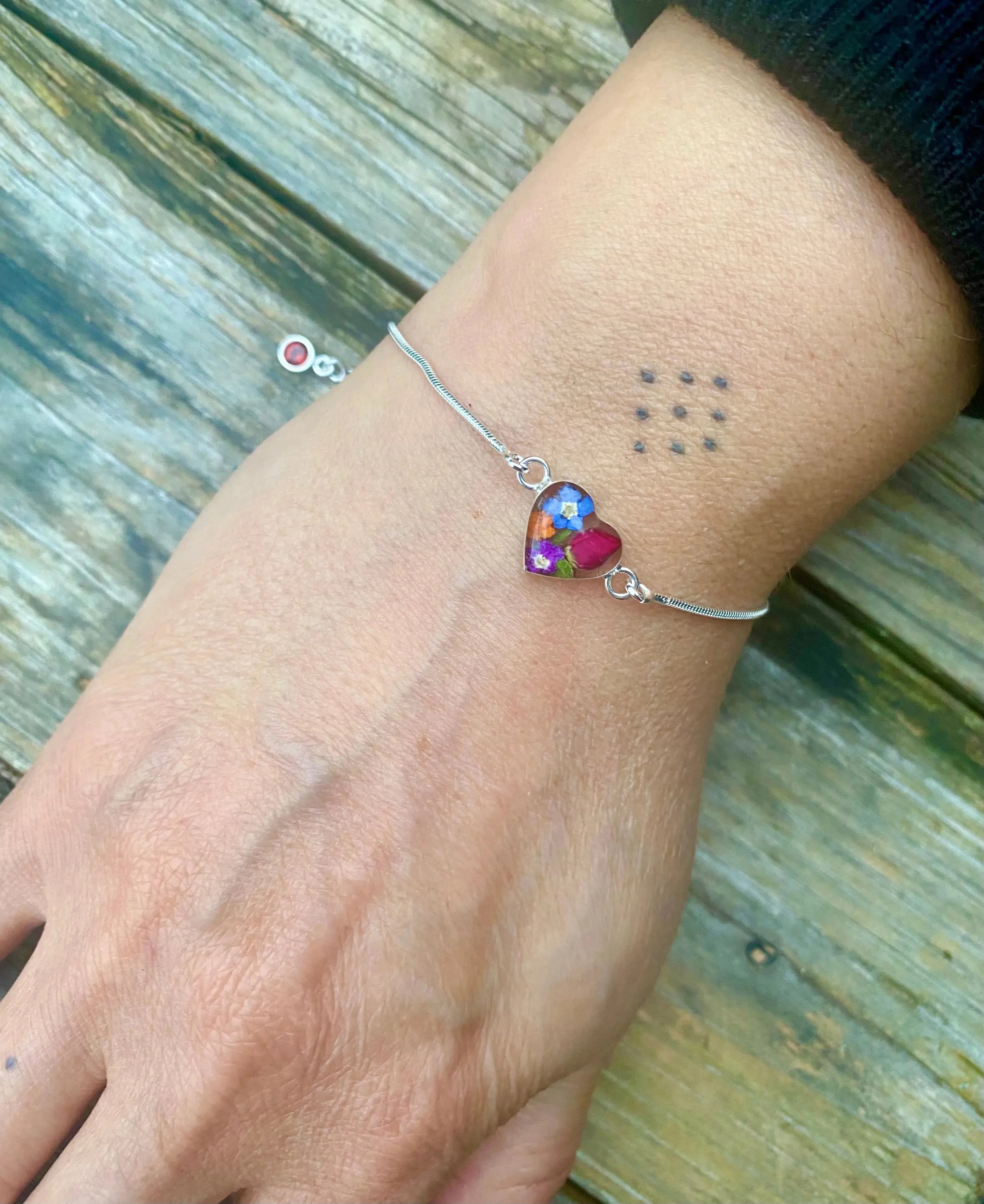 Pulseiras personalizadas de flores com pedra do mês em prata esterlina | Violeta Gritante®