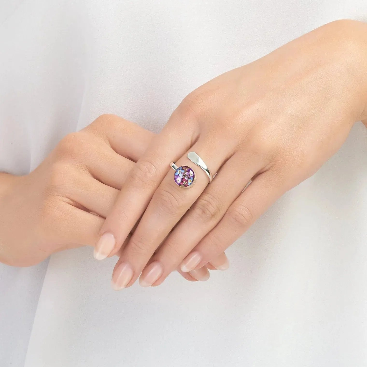 Anillo ajustable en plata de ley hecho a mano con Verbenas moradas y flores de Nomeolvides