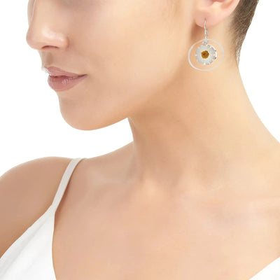 Pendientes de margaritas con borde de plata esterlina. Hechos a mano por Shrieking Violet®