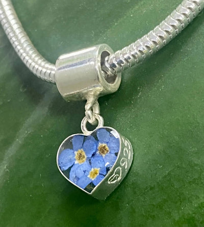 Ciondolo artigianale con fiore vero | Argento sterling | Adatto alla maggior parte dei braccialetti con ciondoli più popolari