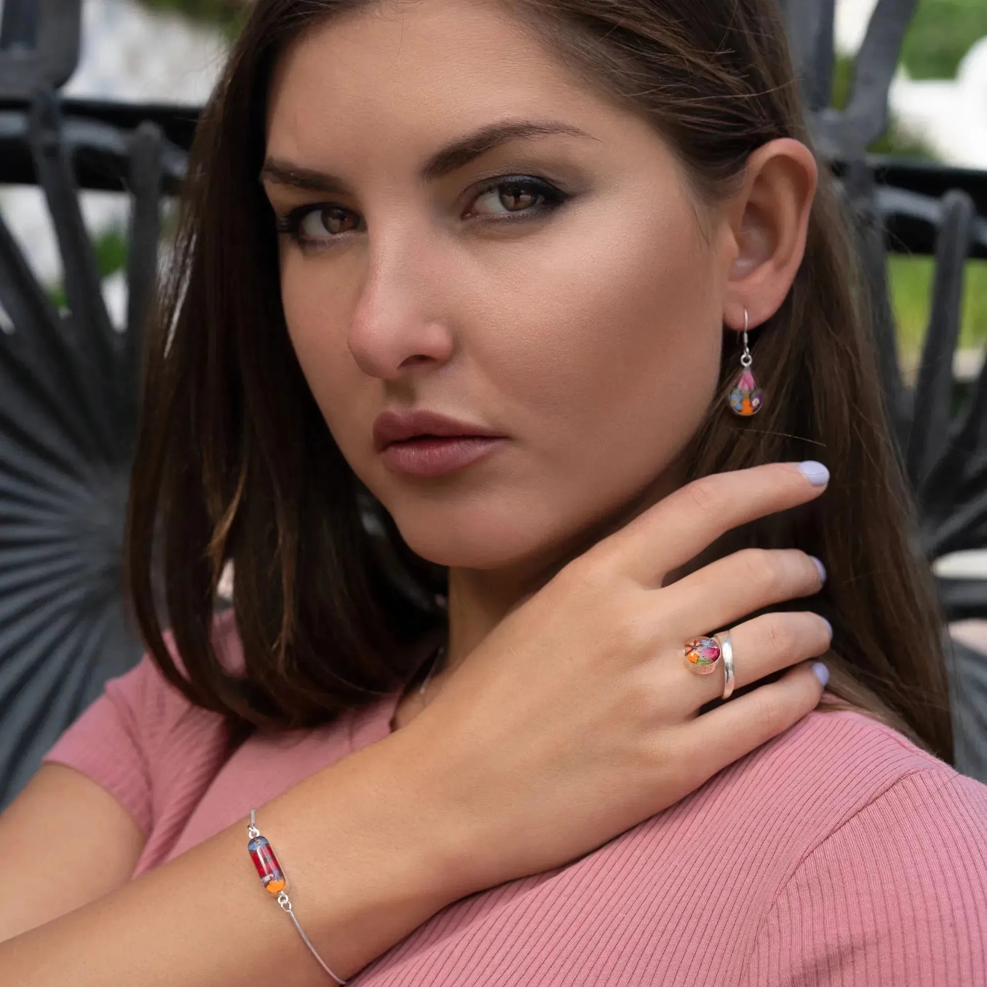 Leela-Sammlung. Schlangenarmband mit echten Blumen.