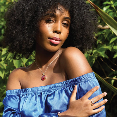 Collana con fiore in argento sterling. Ciondolo rotondo con fiori veri di Shrieking Violet®