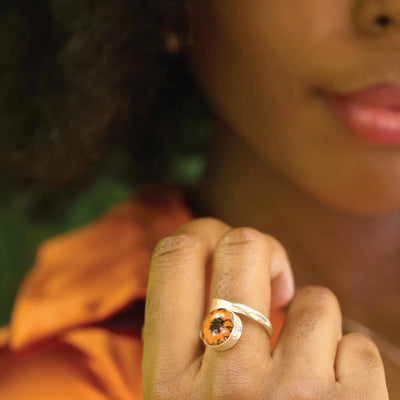 Gioielli con girasole di Shrieking Violet® Anello regolabile in argento sterling con un fiore vero. Regalo ideale per un'amica speciale, mamma, moglie