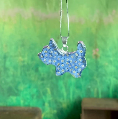 Shrieking Violet® के असली फूलों से बना स्कॉटी डॉग नेकलेस, स्टर्लिंग सिल्वर स्कॉटी या वेस्टि आकार का पेंडेंट जो असली भूल-भुलैया फूलों से भरा हुआ है।